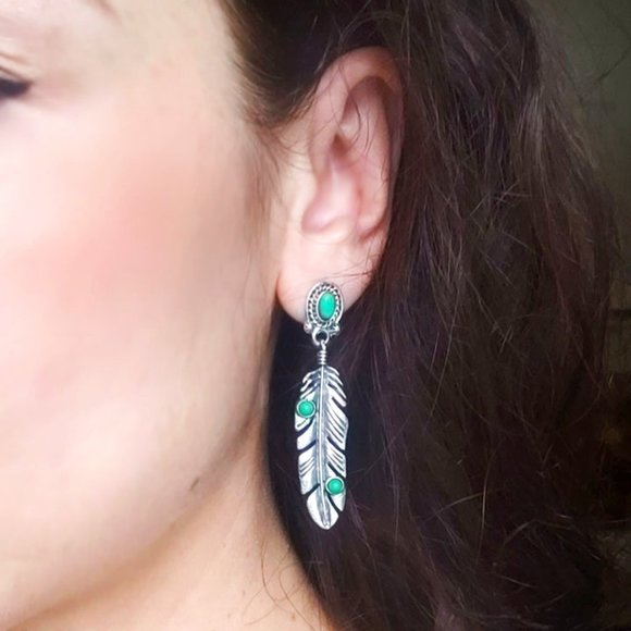 Jewelry - Stylish Dangling Feather Earrings "Spiritual"